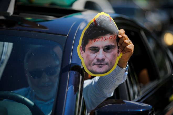 Podpornik brazilskega predsednika, ki nasprotuje nekdanjemu pravosodnemu ministru Sergiu Moru. FOTO: Sergio Lima/AFP
