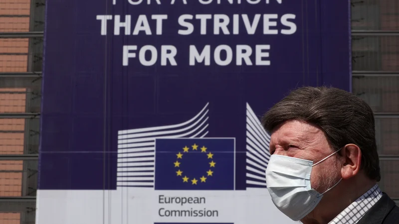 Fotografija: Pano, ki visi na poslopju sedeža evropske komisije v Bruslju, poziva k »Uniji, ki si prizadeva za več«. Foto: REUTERS/Yves Herman