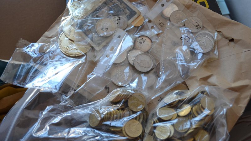 Fotografija: Lastnik je dobil vrnjeno motorno žago in nekaj malega kovancev. FOTO: Tanja Jakše Gazvoda