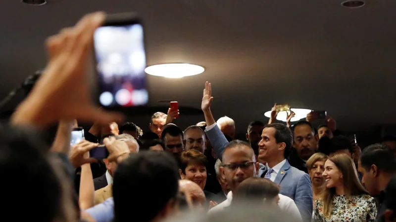 Fotografija: Večina držav Evropske unije je Juana Guadója priznala za začasnega predsednika Venezuele. FOTO: Manaure Quintero/Reuters