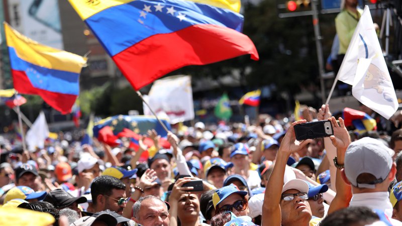 Fotografija: Podporniki opozicije so na ulicah Caracasa in drugod po državi ponovno zahtevali svobodno Venezuelo in konec »uzurpacije« oblasti predsednika Nicolása Madura. FOTO: Reuters