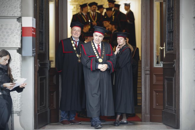 Dekani fakultet in Igor Papič, rektor Univerze v Ljubljani, med sprejemom brucev. Foto Uroš Hočevar