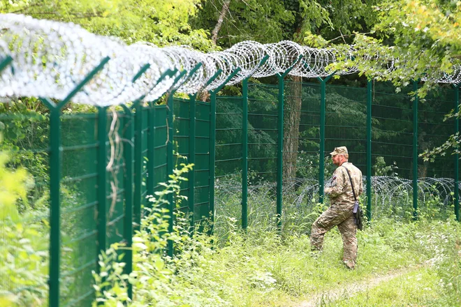 Domačini niso zadovoljni, saj je oblast po njihovem mnenju epidemijo izkoristila za postavitev dodatnih tehničnih ovir na meji.<br />
Foto Tomi Lombar
