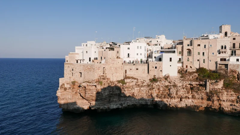 Fotografija: V obmorskem kraju Polignano a Mare se je rodil slavni kantavtor Domenico Modugno, ki je konec petdesetih let obnorel Italijo s pesmijo Volare. FOTO: Jan Klokočovnik 