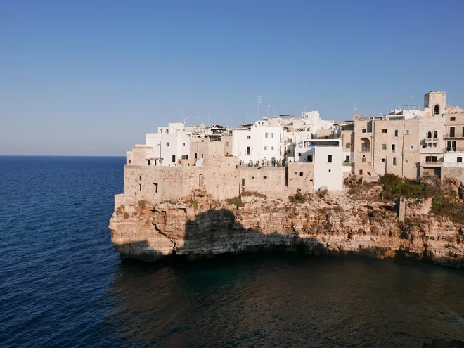 V obmorskem kraju Polignano a Mare se je rodil slavni kantavtor Domenico Modugno, ki je konec petdesetih let obnorel Italijo s pesmijo <em>Volare</em>. FOTO: Jan Klokočovnik&nbsp;