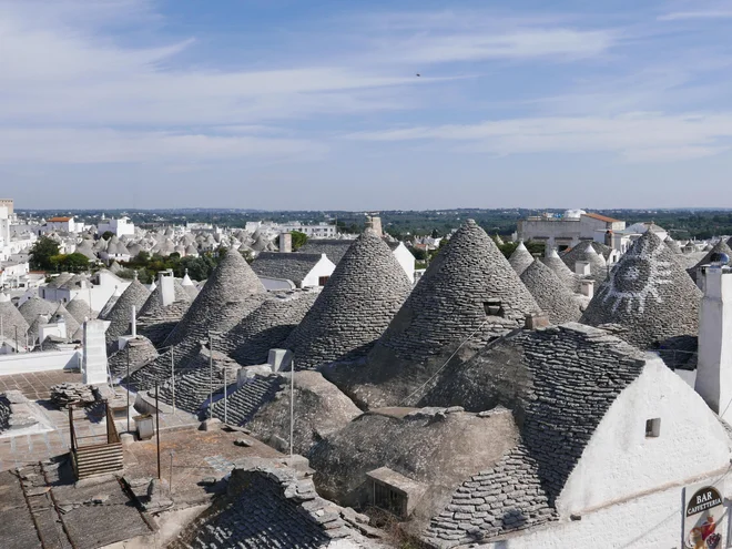 Zaradi koničastih hišic ima Alberobello pravljično podobo. FOTO: Jan Klokočovnik