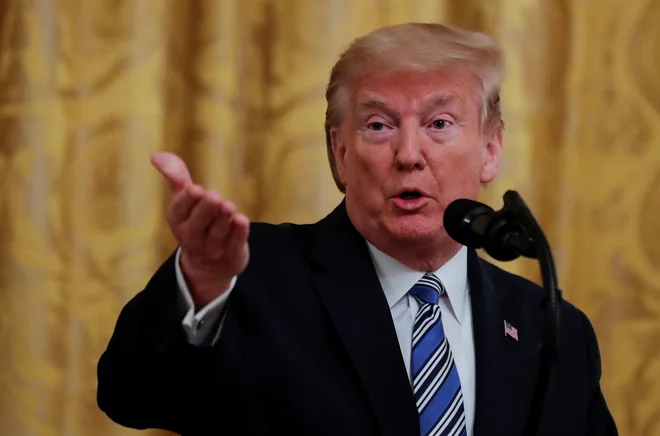 Ameriški predsednik Donald Trump meni, da bo novi koronavirus izginil sam po sebi, tudi brez cepiva. FOTO: Carlos Barria/Reuters