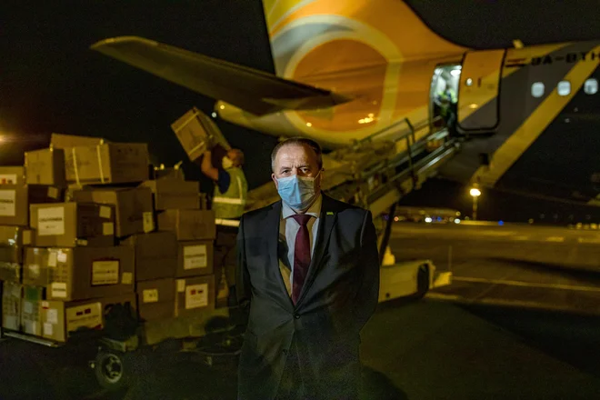 Minister za gospodarstvo na Brniku, ko so v Slovenijo prispele zaščitne maske. FOTO: Voranc Vogel/Delo