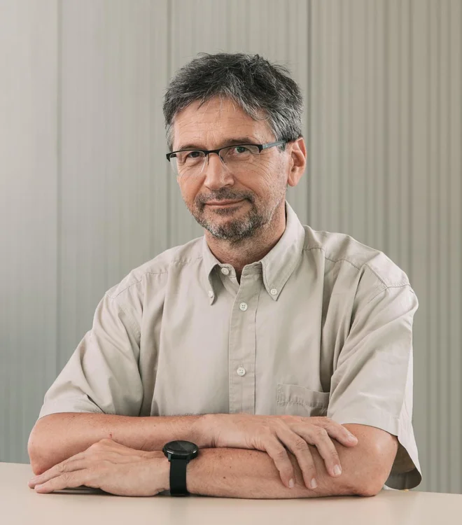 Eksperiment v fiziki osnovnih delcev je tek na dolge proge, vaja v potrpežljivosti, pravi dr. Peter Križan, ki je zaposlen na Institutu Jožef Stefan ter kot profesor na Fakulteti za matematiko in fiziko, poleg tega pa je tehnični koordinator eksperimenta