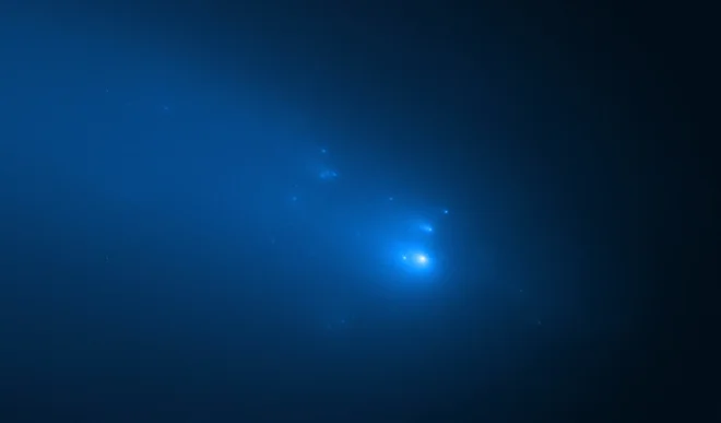 Teleskop Hubble je 23. aprila fotografiral komet Atlas. Jasno so vidni deli razpadajočega kometa, ki so ga odkrili decembra lani. FOTO: NASA, ESA, D. Jewitt (UCLA)