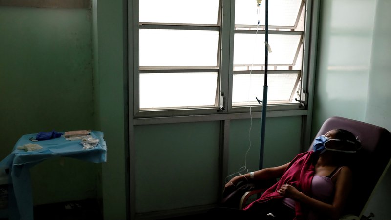 Fotografija: Ob začetku pandemije je bilo v skoraj 30-milijonski državi na voljo 84 respiratorjev. FOTO: Reuters