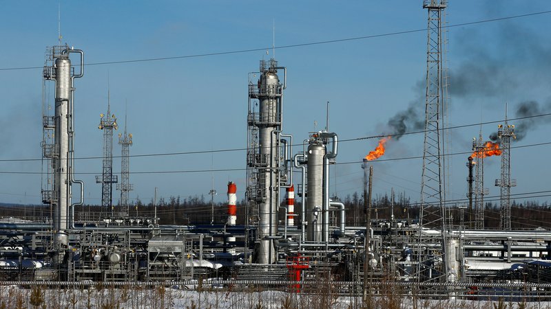 Fotografija: V Rusiji je bila danes pomembna novica, da so se začele svetovne cene nafte višati. FOTO: Reuters
