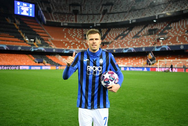 Takole je Josip Iličić poziral z žogo, s katero je 10. marca v majici Atalante zabil štiri gole na gostovanju v Valencii. FOTO: AFP