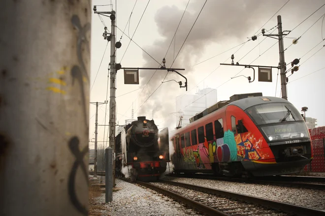 Ob železniški progi Ljubljana-Dobova z izjemo koronačasa, ko je javni potniški promet po železnici in cestah prepovedan, ljudje dobesedno sobivajo s hrupom. FOTO: Jure Eržen/delo