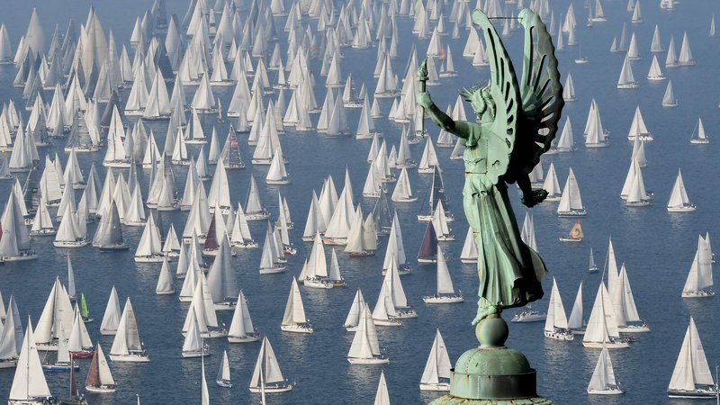 Fotografija: Barkovljanka je v zadnjih letih vsakič privabila več kot 2000 jadranic in se zapisala kot največja regata s skupnim štartom na svetu. FOTO: AFP