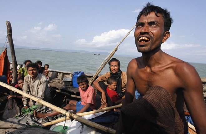 Begunci iz vrst manjšine Rohingja, ki so v Bangladeš pripotovali po reki Naf. FOTO: Reuters