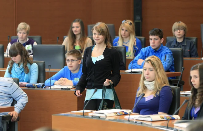 V okviru programa Otroški parlament so osnovnošolci letos spoznavali temo »Moja poklicna prihodnost«. Zaradi epidemije večina občinskih in regijskih parlamentov ni bila izvedena. FOTO: Leon Vidic/Delo