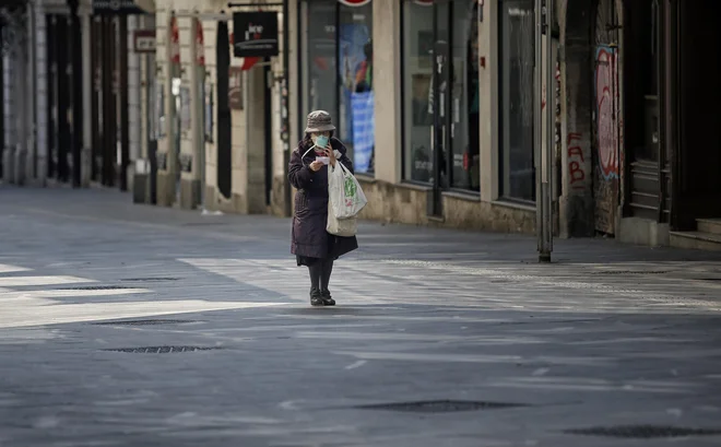 Tako Avstrija kot Slovenija sta sprejeli ukrepe, ki omejujejo gibanje in zbiranje na javnih krajih ter stike med ljudmi. FOTO: Blaž Samec/Delo