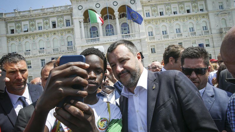 Fotografija: Salvinija je v Trstu pričakala navdušena množica. Nekateri so se z njim želeli tudi fotografirati. FOTO: Jože Suhadolnik/Delo