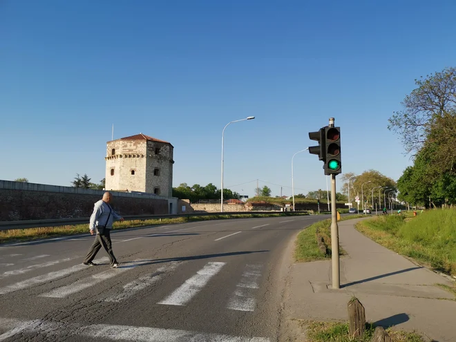 V Beogradu tik pred policijsko uro zadnji sprehajalci hitijo domov.