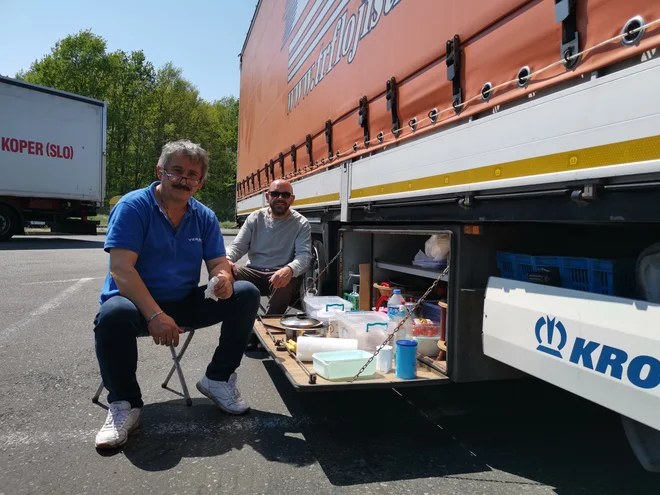 Turška šoferja na počivališču Novska potrebujeta od Nemčije do Istanbula le tri dni, saj ni nikjer nobene gneče. Pred epidemijo je trajala pot veliko dlje, saj sta čakala na vsakem mejnem prehodu po deset ur in več.