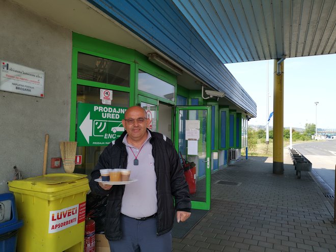 Ivan na cestninski postaji na Hrvaškem povabi na kavo: danes se je peljalo po avtocesti le 20 namesto 600 avtomobilov in kamionov.