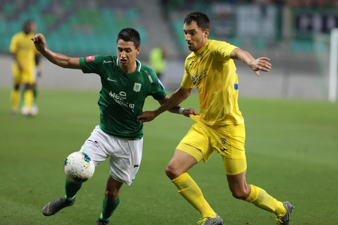 Olimpijin napadalec Luka Menalo (levo) in domžalski branilec Branko Ilić bi lahko bila med nogometaši, ki ne bodo dokončali morebitnega podaljšanega prvenstva v julij. FOTO: Voranc Vogel/Delo