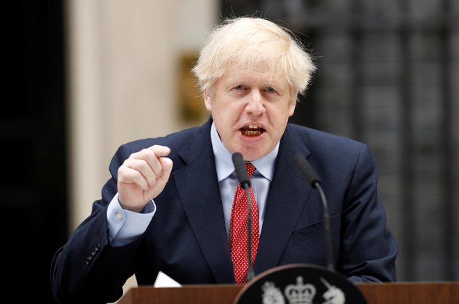 Premier Boris Johnson, tarča kritik zaradi neprimernega odziva na pandemijo. FOTO: Reuters