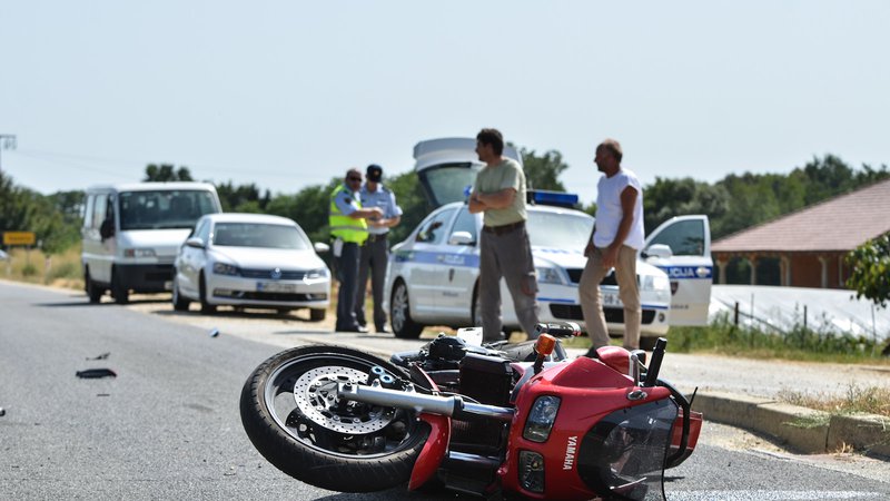 Fotografija: Ob trku so posledice za motoriste lahko kaj hitro usodne. Foto Bakal Oste