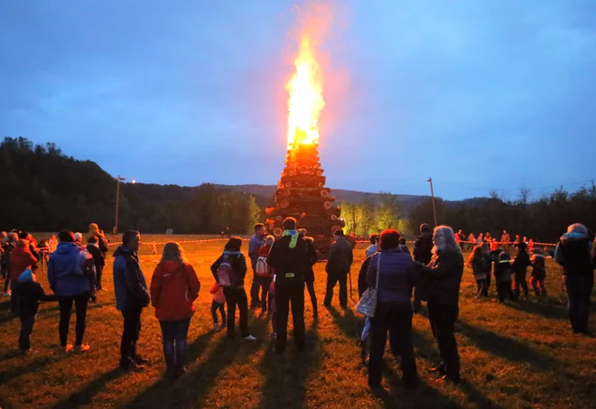 Tudi kresovanja letos odpadejo, dovoljeno pa je postavljanje mlajev, a brez zbiranja okrog njih. FOTO: Jože Suhadolnik