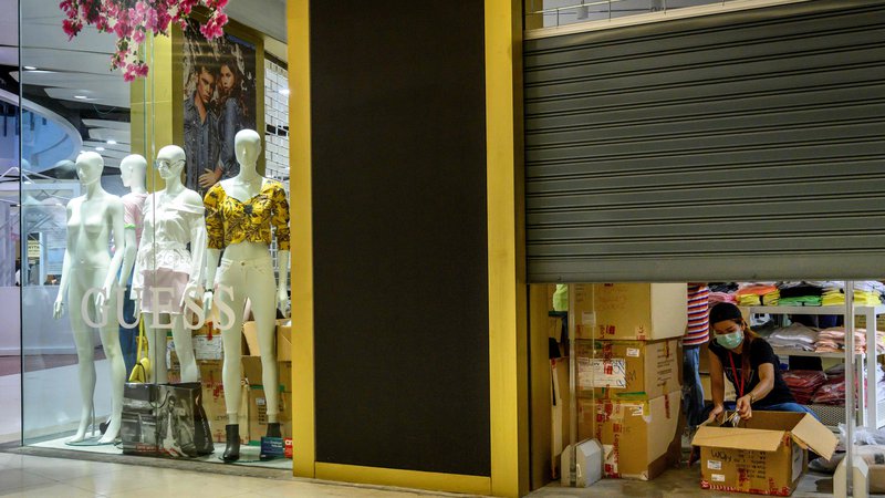 Fotografija: V trgovinah z oblačili bodo veljala posebna pravila. Na NIJZ priporočajo, da nakup opravite čim hitreje. FOTO: Mladen Antonov/AFP