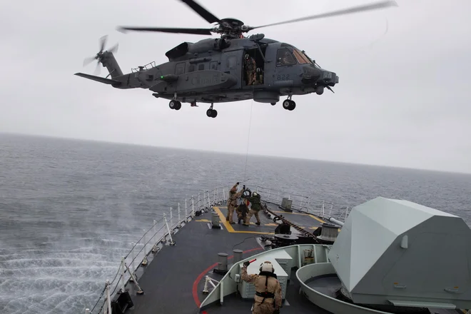 Kanadski helikopter je strmoglavil v italijanskih vodah. FOTO: Reuters