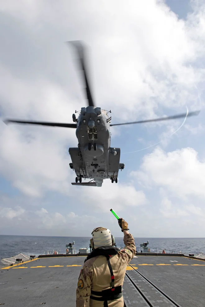 Helikopter CH-148 Cyclone pristaja na ladji HMCS Fredericton februarja letos. FOTO: Reuters