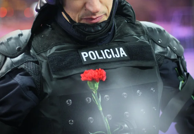 Morebitnim današnjim protestnikom v Ljubljani in Mariboru je notrani minister Aleš Hojs včeraj sporočil, da zbiranje na javnih mestih ni dovoljeno. »Pozivanje na takšna zborovanja je nezakonito,« je dejal. Ob tem pa vztrajal pri usmeritvah pol