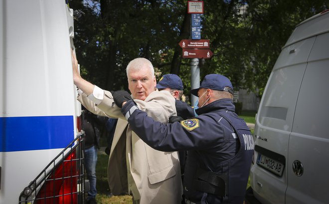Policisti so v napetem vzdušju zajeli upokojenega majorja Ladislava Troho. FOTO: Jože Suhadolnik/Delo