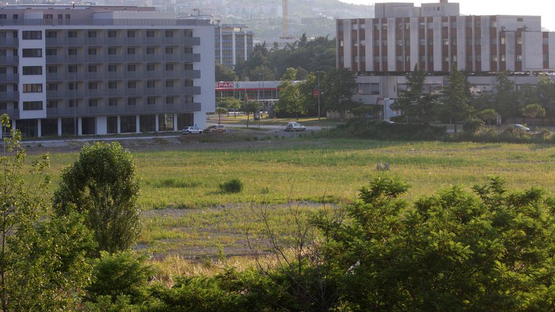 Fotografija: Koprsko zemljišče, na katerem je bila načrtovana soseska Toncity. Foto Boris Šuligoj/Delo