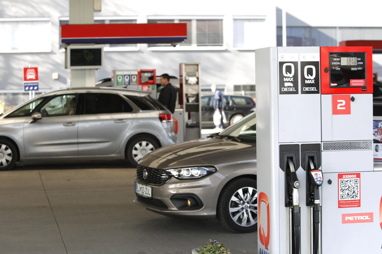 Fotografija: Dizelski avtomobil s posodo 60 litrov dizla oziroma plinskega olja: upoštevajoč gostoto to pomeni 51 kilogramov goriva, kar je 2170 megadžulov (MJ) energije. Če računamo s približkom, da je izkoristek te energije v sodobnem vozilu 25-odstoten, pride na kolesa 543 MJ energije. Fotografija Mavric Pivk