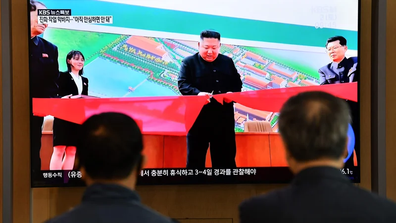 Severnokorejska tiskovna agencija KCNA je navedla, da je Kim Džong Un med mnogimi vzkliki &raquo;hura&laquo; v Sunčonu severno od Pjongjanga prerezal otvoritveni trak nove tovarne fosfatov.&nbsp;FOTO: Jung Yeon-je/AFP