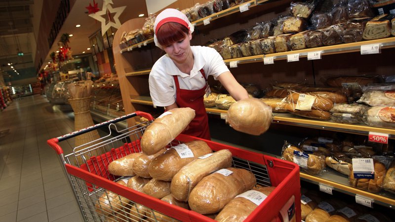 Fotografija: Kot pojasnjujejo v Žitu, dnevnih nakupov svežega kruha v trgovinah skoraj ni več, saj jih ljudje obiskujejo le še enkrat tedensko ali na deset dni. FOTO: Tadej Regent/Delo
