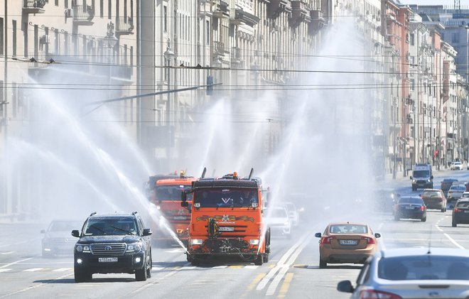 Razkuževanje mestnih ulic v Moskvi. FOTO: Moscow News Agency via Reuters