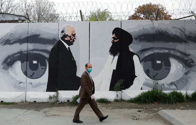 Stabilna vlada v Kabulu je predpogoj za začetek mirovnih pogajanj s talibi. FOTO: Mohammad Ismail/Reuters
