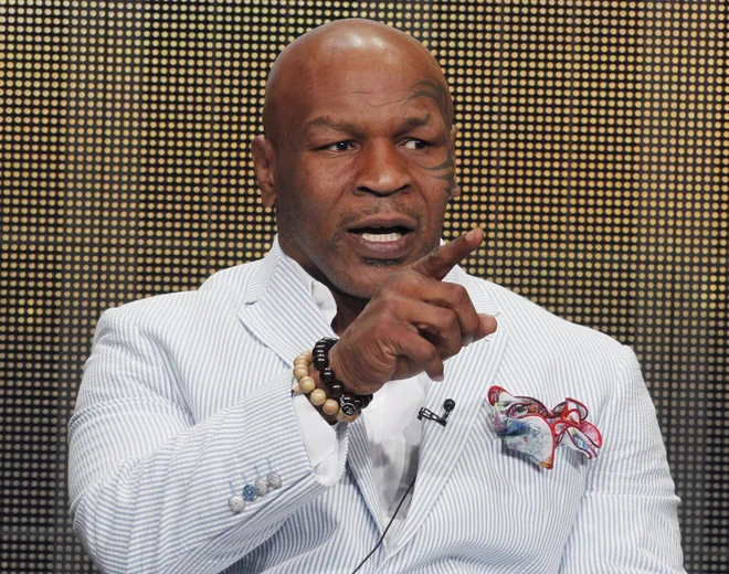 Legendarni ameriški boksar Mike Tyson je s svežim videoposnetkom svojega treninga pokazal, da še vedno premore hitrost, moč in natančnost udarcev. FOTO: Reuters
