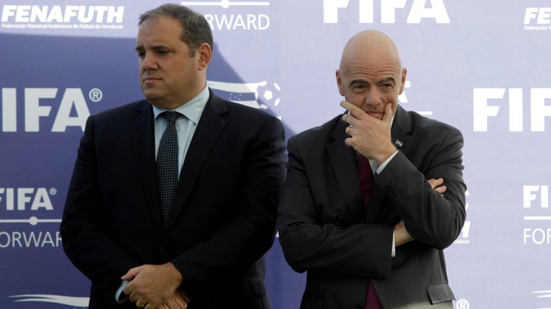 Fotografija: Podpredsednik in predsednik Fife Victor Montagliani in Gianni Infantino. FOTO: Reuters
