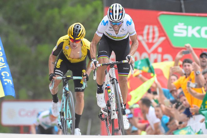 Alejandro Valverde (desno) in Primož Roglič sta tako kot v 7. etapi tudi v 9. skupaj prikolesarila v cilj. FOTO: AFP