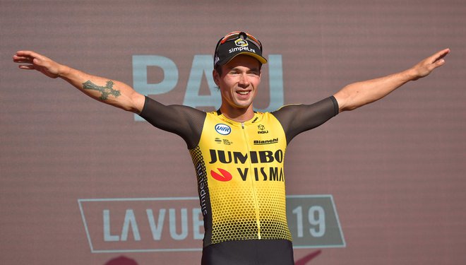 Primož Roglič vsako zmago proslavi z doskokom v telemark, današnji je bil že 32. v njegovi poklicni kolesarski karieri. FOTO: AFP