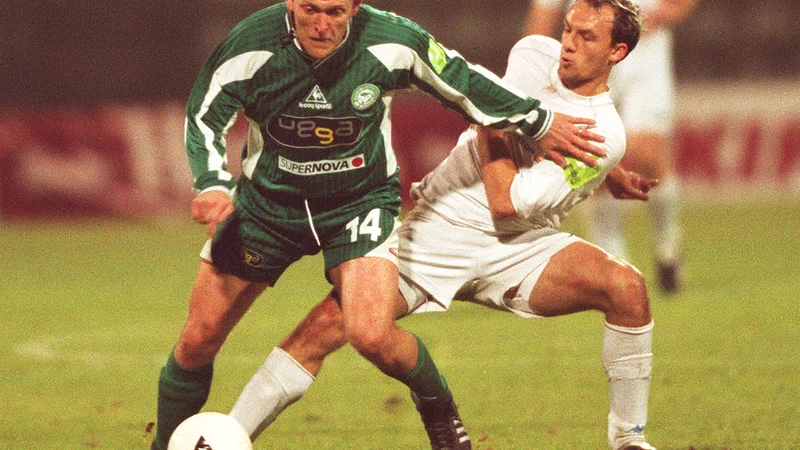 Fotografija: Robert Prosinečki (levo) je v sezoni 2002/03 branil barve ljubljanske Olimpje, slovenski pokal pa je njegova zadnja lovorika.
FOTO: Dokumentacija Dela