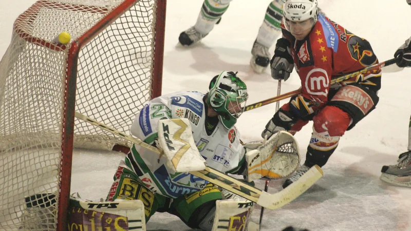 Fotografija: Klemen Mohorič je nekoč takole branil v domačih hokejskih derbijih, zdaj pa je že vrsto let uveljavljen trener vratarjev v prestižni KHL. FOTO: Igor Zaplatil/Delo