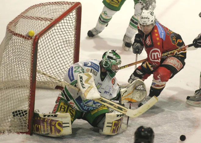 Klemen Mohorič je nekoč takole branil v domačih hokejskih derbijih, zdaj pa je že vrsto let uveljavljen trener vratarjev v prestižni KHL. FOTO: Igor Zaplatil/Delo