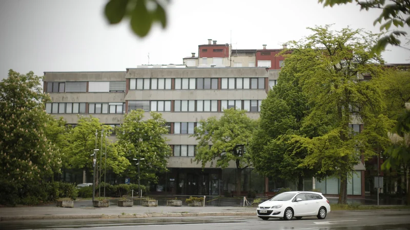 Fotografija: Zgradba za Bežigradom, ki so jo morali zaradi dotrajanosti prenoviti, bo spet zaživela poleti, ko se bodo tja preselili uradniki UE Ljubljana. Foto Jure Eržen