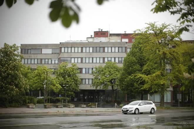 Zgradba za Bežigradom, ki so jo morali zaradi dotrajanosti prenoviti, bo spet zaživela poleti, ko se bodo tja preselili uradniki UE Ljubljana.&nbsp;Foto Jure Eržen